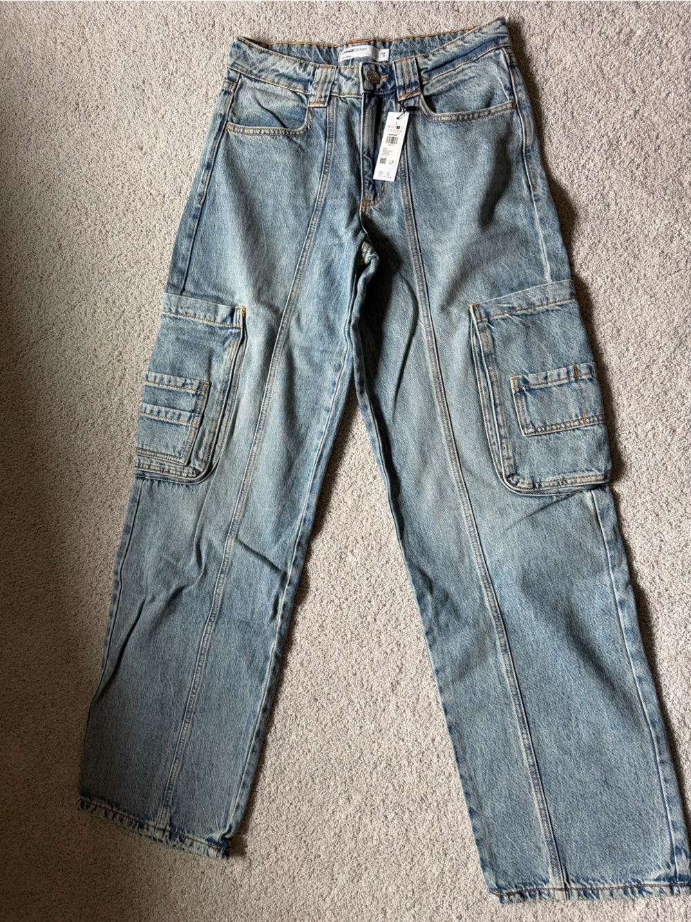 Women’s Light Wash Relaxed Jeans - Picture 2 of 5